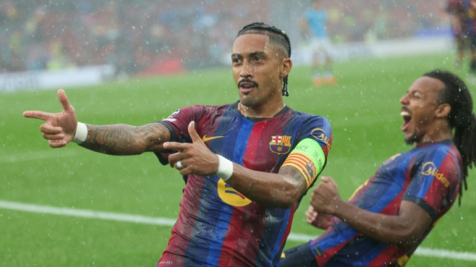  Raphinha comanda goleada do Bar&ccedil;a sobre Feyenoord na Champions 