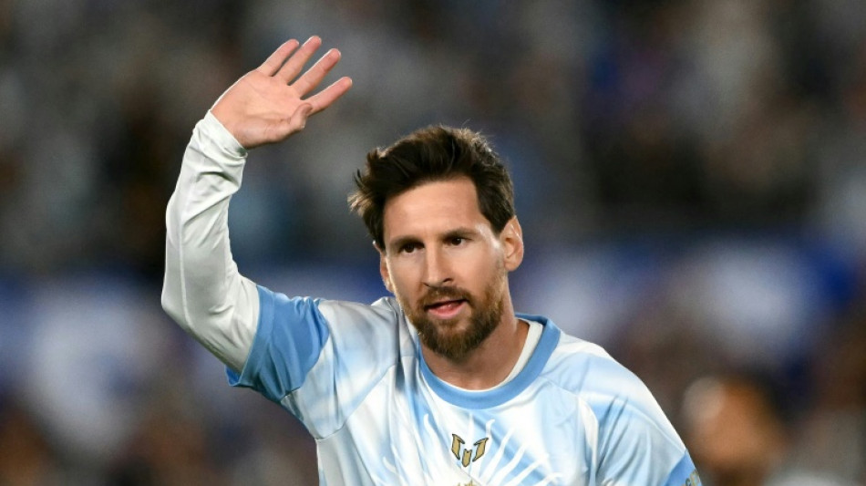  Messi se despede da Argentina com duas assist&ecirc;ncias e um gol na vit&oacute;ria sobre o Benin 