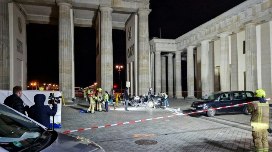 Autofahrer kracht in Berlin gegen Brandenburger Tor und stirbt