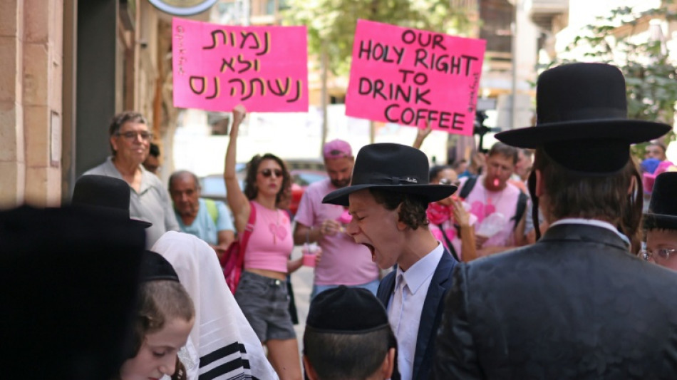  Confrontos em torno de caf&eacute; aberto durante shabat exp&otilde;em polariza&ccedil;&atilde;o em Israel 