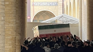 Iran, folla in lutto nel luogo dei funerali di Khamenei a Teheran