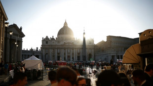 Fid&egrave;les et personnalit&eacute;s affluent aux fun&eacute;railles grandioses du "pape des pauvres"