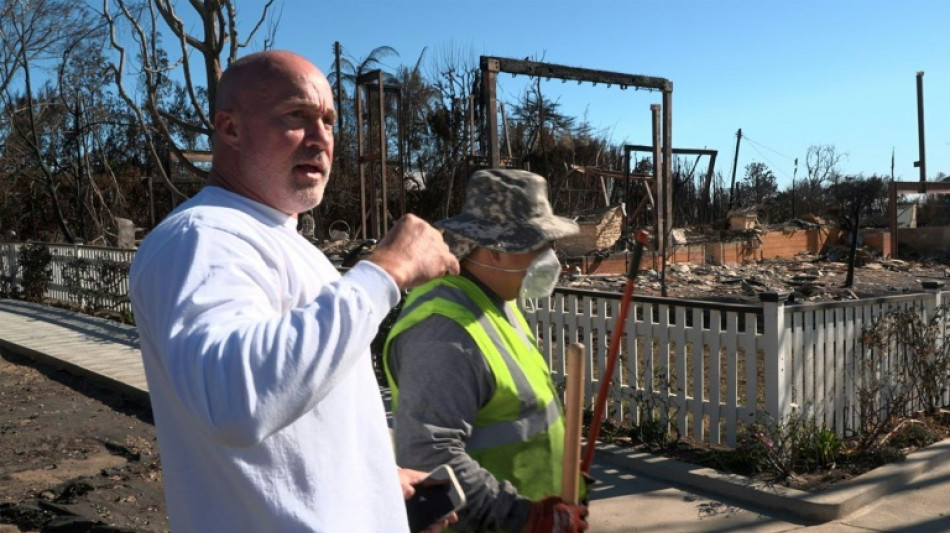 Voluntarios limpian de escombros la exclusiva Palisades tras incendios de Los &Aacute;ngeles
