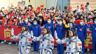 Missão chinesa com primeiro astronauta civil chega à estação espacial Tiangong