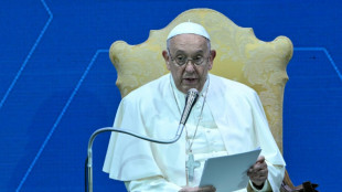 Pope calls anti-migrant attitudes at US border 'madness'