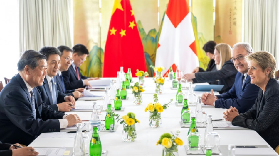 US and China set for talks in bid to 'de-escalate' trade war