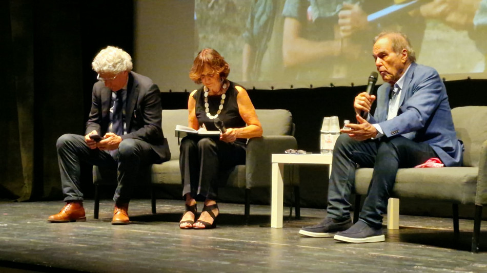  Oliver Stone saluta Ferrara, '&egrave; stata una settimana esaltante e spero di tornare' 