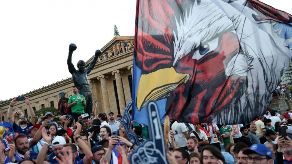  Torcedores franceses e iraquianos se re&uacute;nem ao redor da est&aacute;tua de Rocky, na Filad&eacute;lfia 