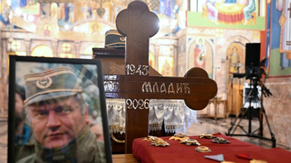  Thousands bid farewell to Bosnian Serb war criminal in Belgrade 