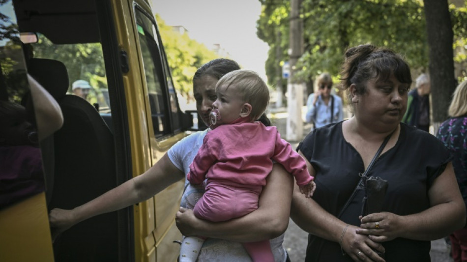 Ucrania ataca posiciones rusas en el sur y "resiste" en batalla clave del Donb&aacute;s