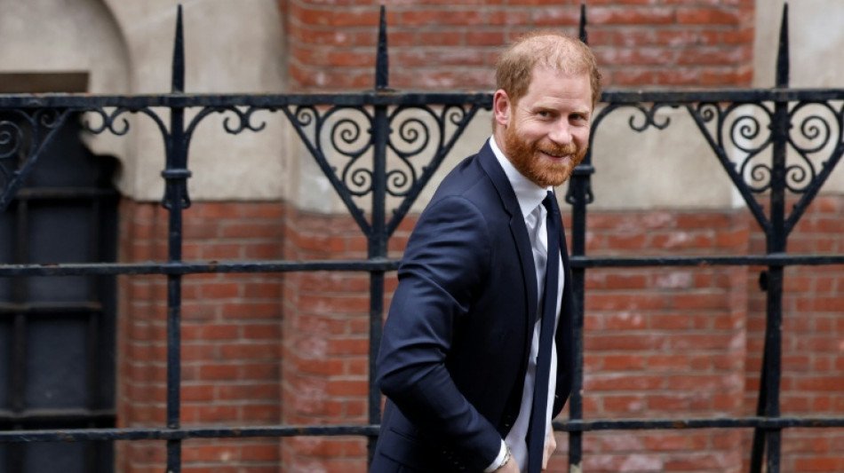  Pr&iacute;ncipe Harry e outros famosos ter&atilde;o que pagar quase R$ 67 milh&otilde;es ao Daily Mail 