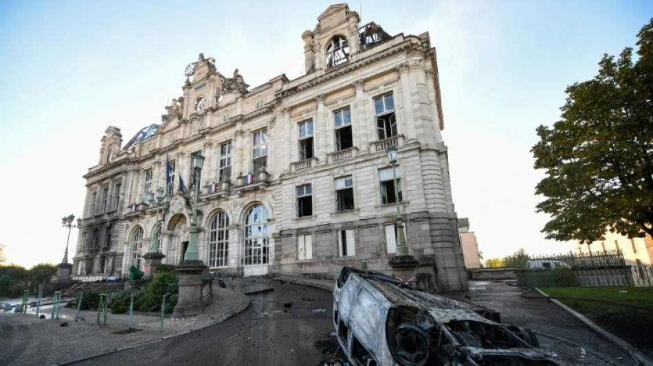  Zahlreiche Verletzte und Festnahmen: Frankreich von Welle der Gewalt ersch&uuml;ttert 