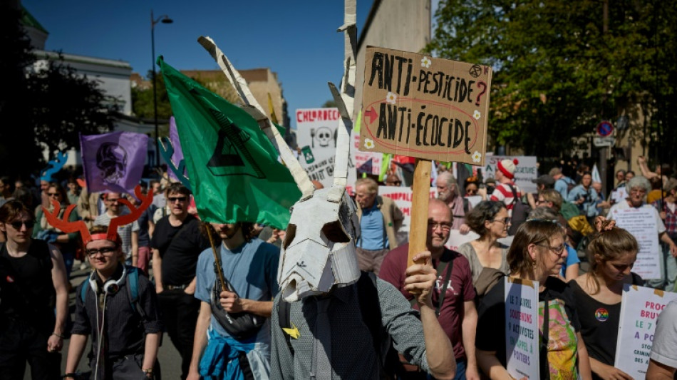 Contre les pesticides, une grande marche r&eacute;unit scientifiques, &eacute;cologistes et victimes &agrave; Paris