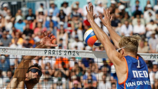 Jogador de v&ocirc;lei de praia holand&ecirc;s condenado por estupro &eacute; vaiado em Paris