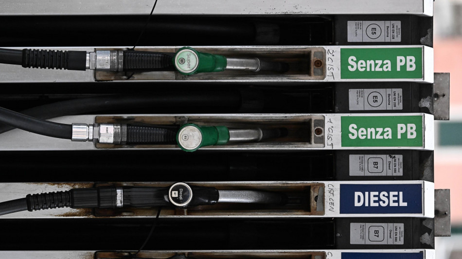  Prezzo petrolio sale ancora, Wti supera 104 dollari 