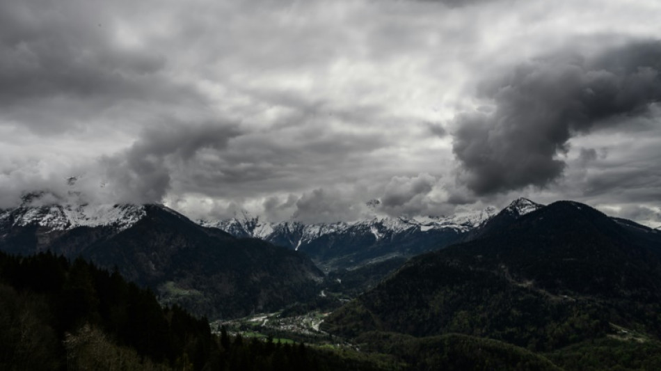 Dans la vallée de l'Arve, le Mont-Blanc surplombe une chape de pollution