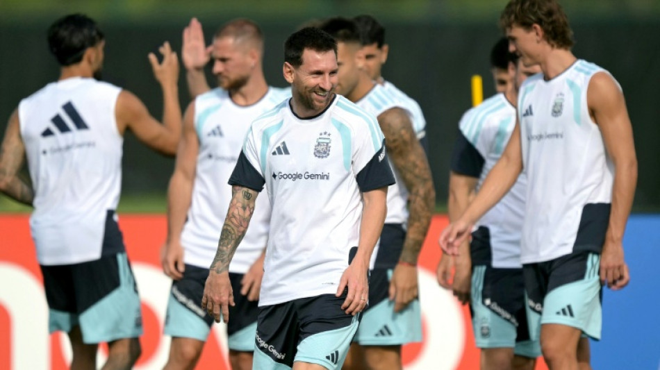  Messi volta a se refugiar com a sele&ccedil;&atilde;o argentina durante 'dias dif&iacute;ceis' 