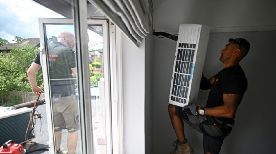  Experts urge caution as demand grows for AC in heatwave-hit UK 