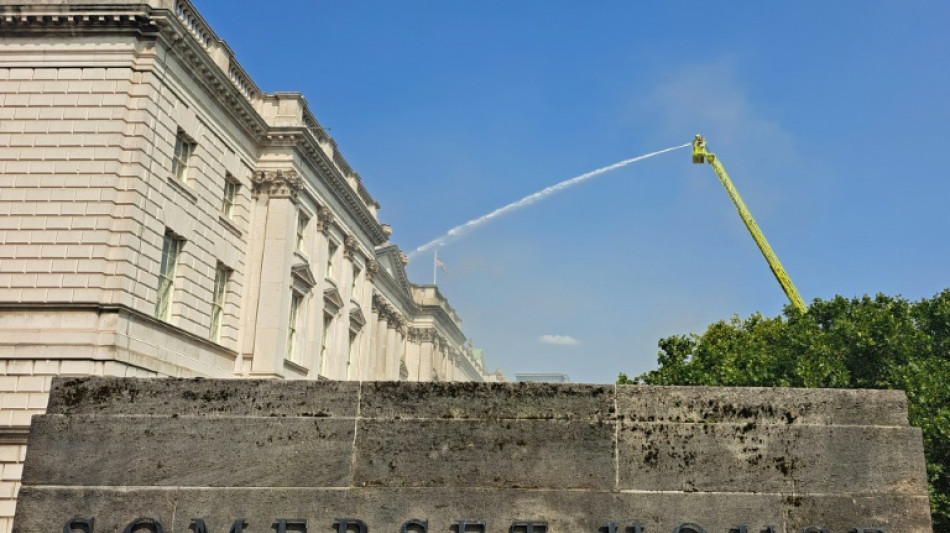 Une centaine de pompiers mobilis&eacute;s contre un incendie sur le toit d'un centre d'art &agrave; Londres