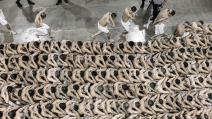 El Salvador transfere mais de 2.000 supostos membros de gangues para megapres&iacute;dio