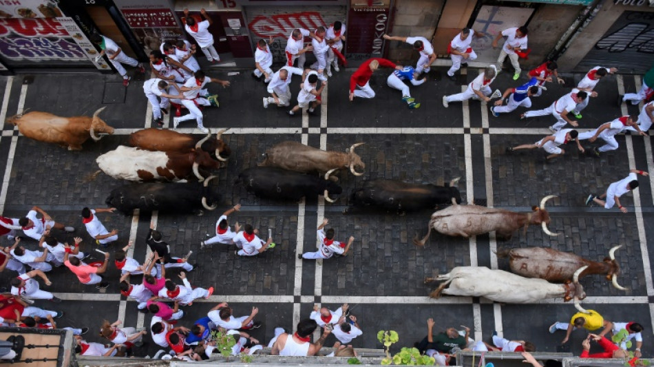 Los extranjeros vuelven a correr delante de los toros en la gran fiesta de San Fermín
