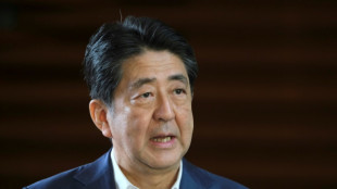 Japon: l'ex-Premier ministre Shinzo Abe attaqu&eacute; en plein meeting, craintes pour sa vie