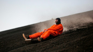 "Volcano boarding", o deslizarse sobre las faldas de un volcán en Nicaragua
