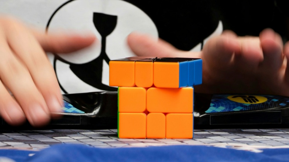 Six-year-old Chinese girl sets world record with Rubik's Cube 