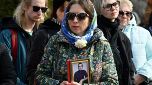 Trauernde erinnern an Nawalny 40 Tage nach dessen Tod an Grab in Moskau