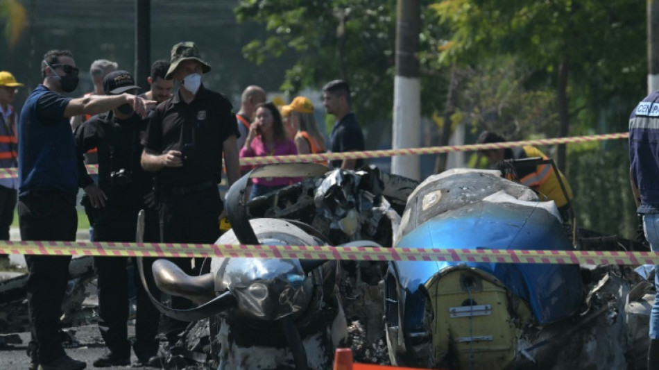 Avi&atilde;o cai em avenida em S&atilde;o Paulo e deixa dois mortos e seis feridos