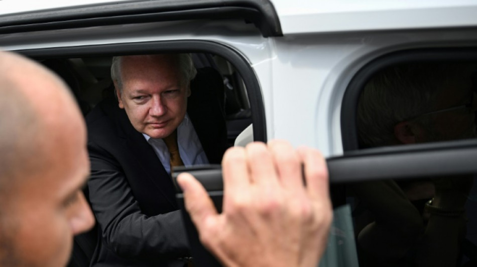 Julian Assange retorna &agrave; Austr&aacute;lia depois de recuperar a liberdade
