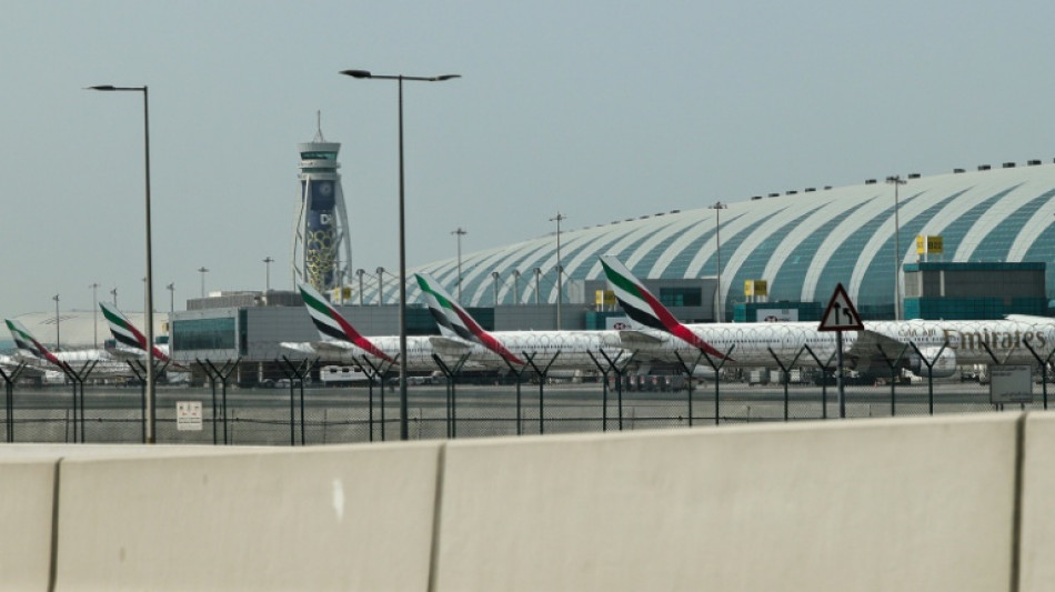 Flughafen Dubai stellt nach iranischem Angriff auf Emirate erneut Flugbetrieb ein