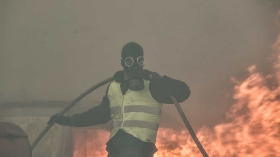 Griechische Feuerwehr bekommt Br&auml;nde bei Athen nicht in den Griff