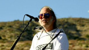 Neil Young llama a los empleados de Spotify a dejar la compañía