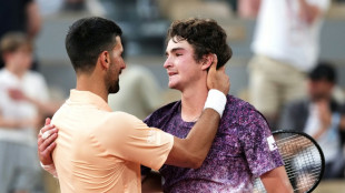 Roland-Garros: Djokovic prend la porte d&egrave;s le 3e tour, encore un favori au tapis