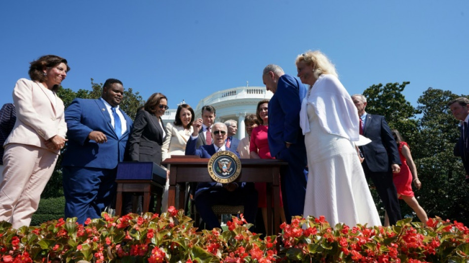 Biden firma una ley de inversi&oacute;n en semiconductores para competir con China