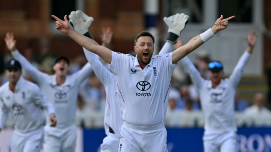  Robinson rocks Pakistan again as England eye series win at Lord's 