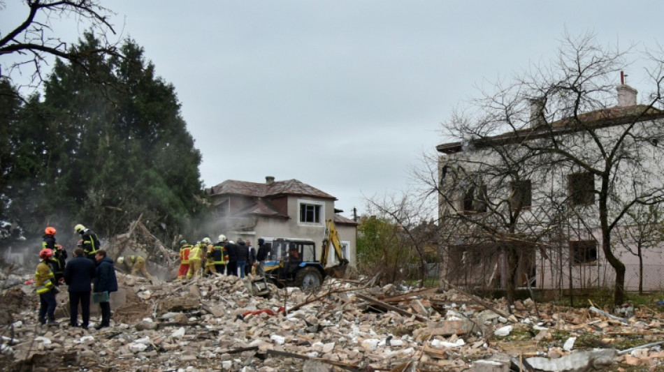 Ukraine: cinq morts et des coupures de courant après des frappes russes