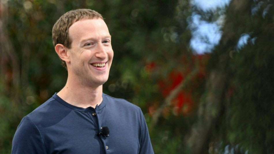 Gira de Zuckerberg en Asia incluye espadas, cascos y una boda india
