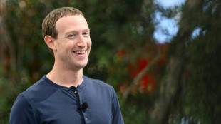 Gira de Zuckerberg en Asia incluye espadas, cascos y una boda india