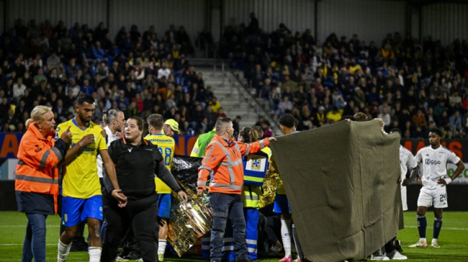Goleiro sofre desmaio, e jogo do Ajax no Campeonato Holandês é suspenso