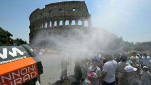 Tourists soldier on in Rome despite heatwave
