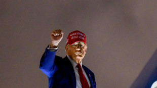 "Tenez bon", lance Trump pour l'entr&eacute;e en vigueur des droits de douane de 10%