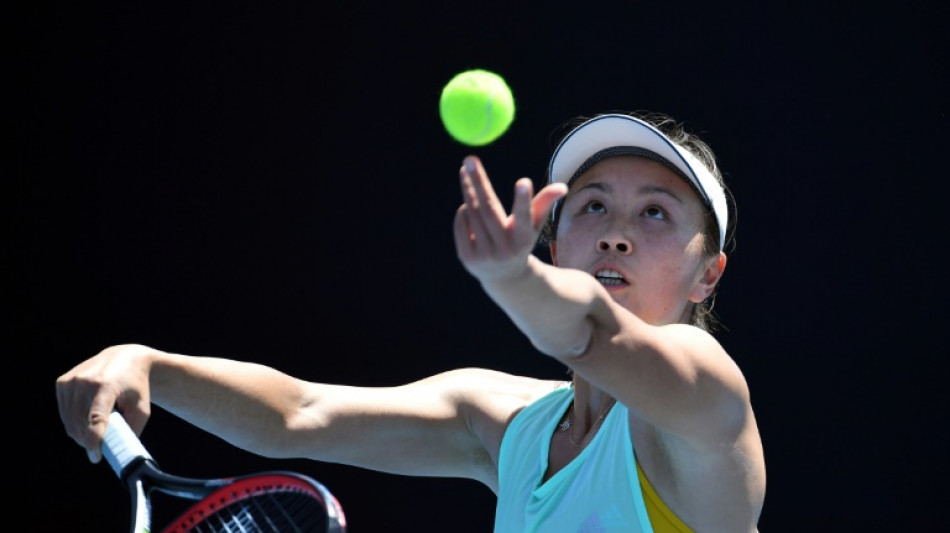 La tenista Peng Shuai asiste a una prueba de Pek&iacute;n-2022 junto a Thomas Bach