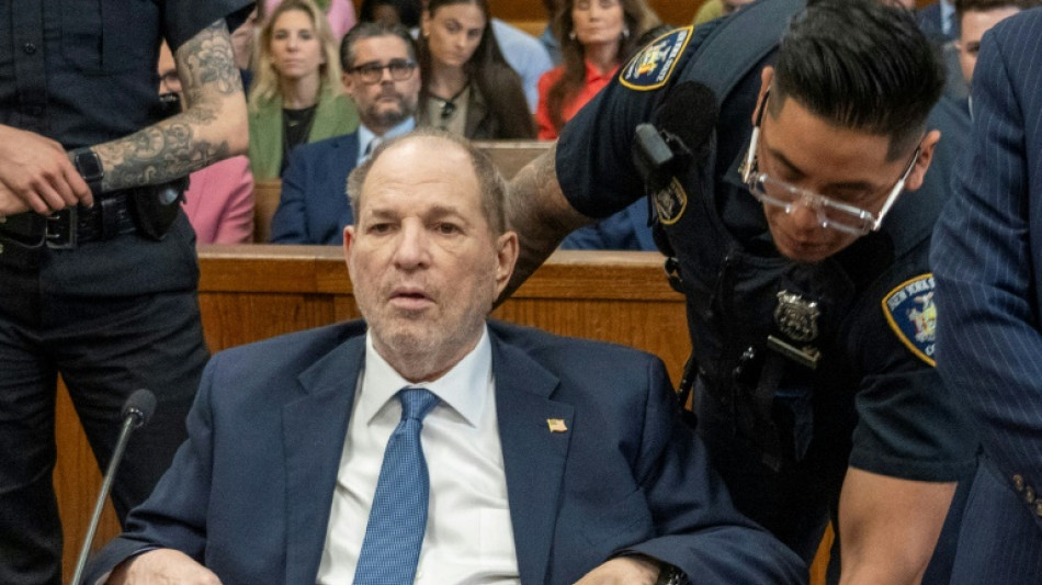 Weinstein nach Aufhebung von Vergewaltigungs-Urteil vor Gericht erschienen