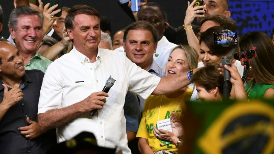 Bolsonaro ingresa en hospital para ex&aacute;menes tras sentirse indispuesto