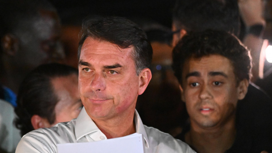  Brasile, Fl&aacute;vio Bolsonaro arriva in Florida e incontra il fratello Eduardo 