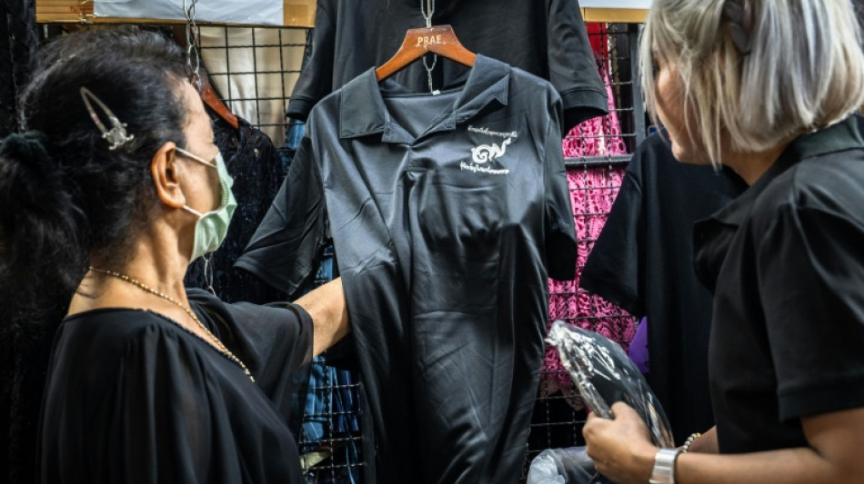 Thaïlande: après la mort de Sirikit, les vendeurs de vêtements de deuil en difficulté
