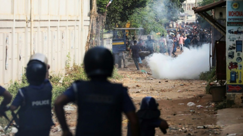 Bangladesh: heurts entre police et gr&eacute;vistes lors de la r&eacute;ouverture d'usines de v&ecirc;tements