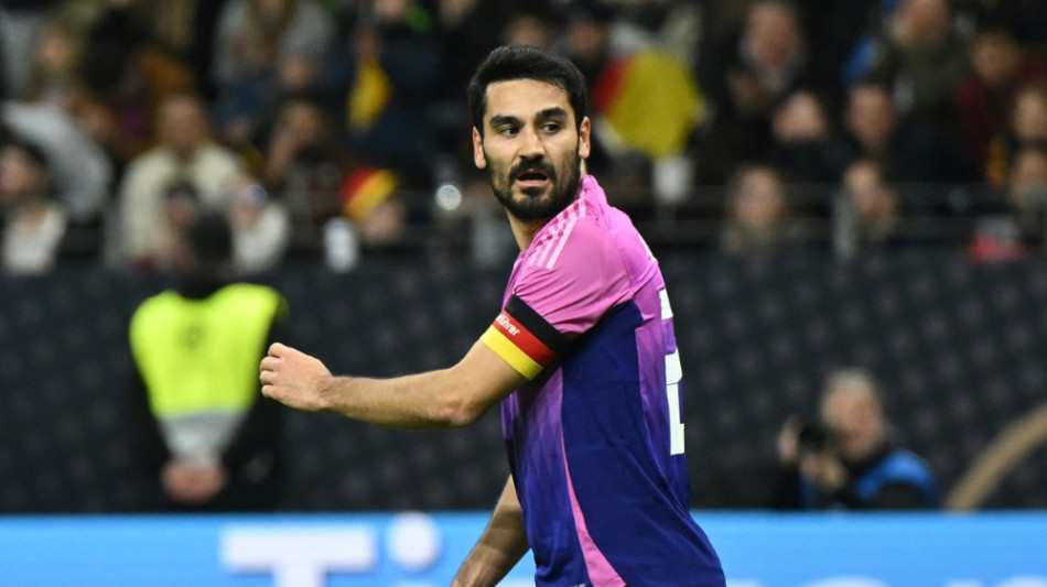 Werbetafeln in Berlin: Kapit&auml;n G&uuml;ndogan bei der EM